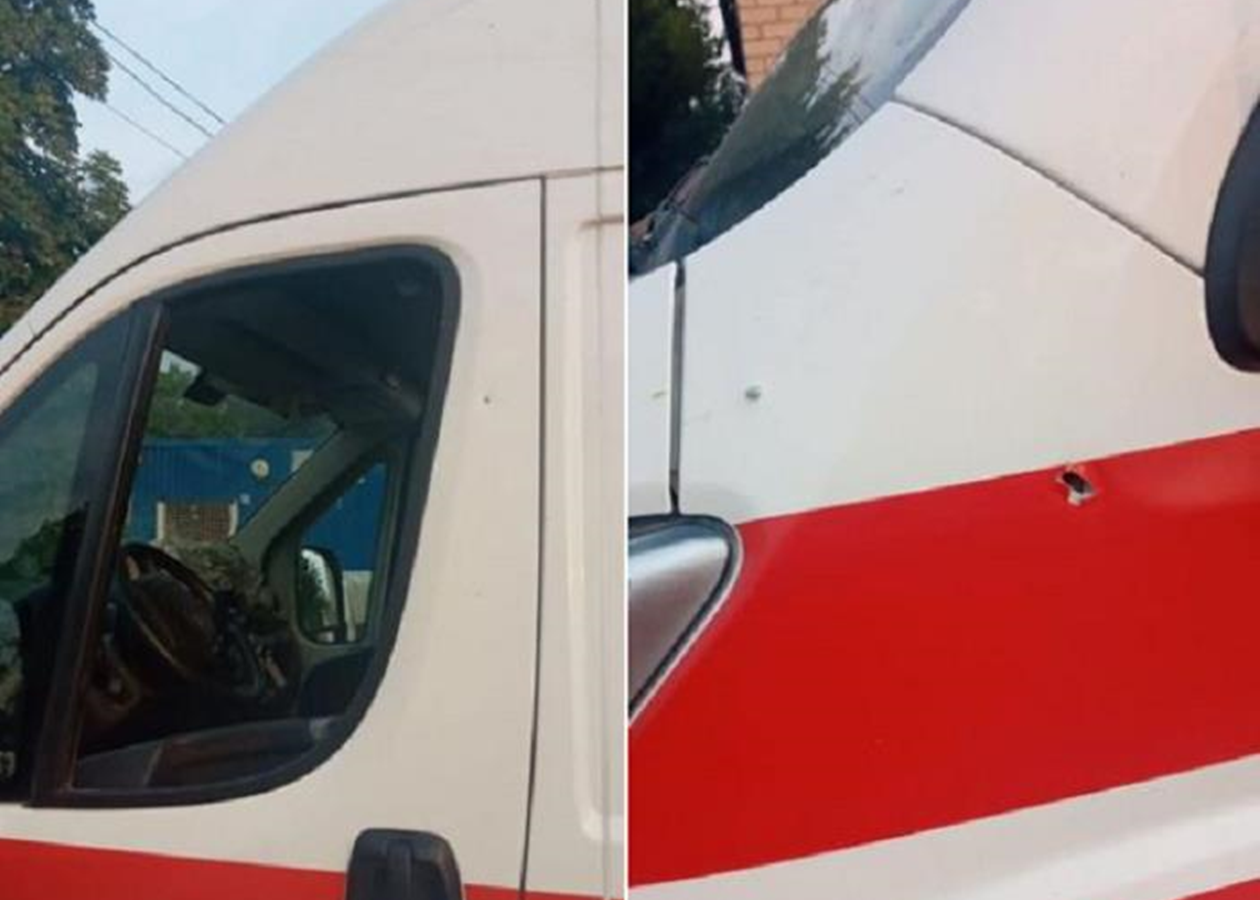 Авто швидкої допомоги в Бериславі атакували російським дроном, постраждав водій