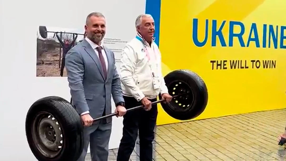 Український легкоатлет Проценко з Херсонщини підкорив Париж: відкриття дому «Volia Space» і його оригінальна штанга