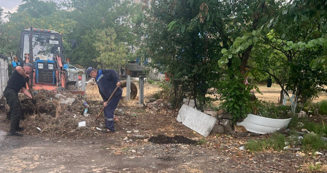У Новотроїцьку, що під окупацією, комунальні служби реагують на сміття тільки після вказівок російської прокуратури