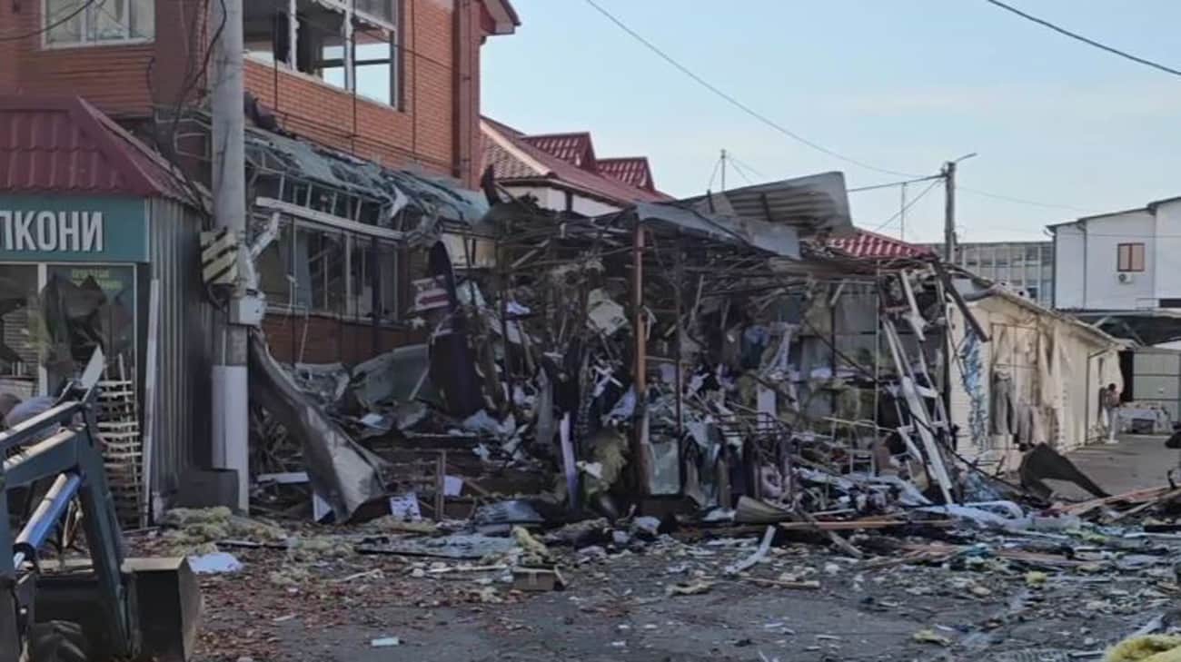 Росіяни зранку вдарили по ринку і бізнес-центру в Херсоні, є руйнування – ОВА