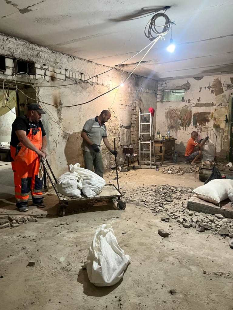 У Херсоні волонтери «Добробату» допомагають відновлювати медичний заклад
