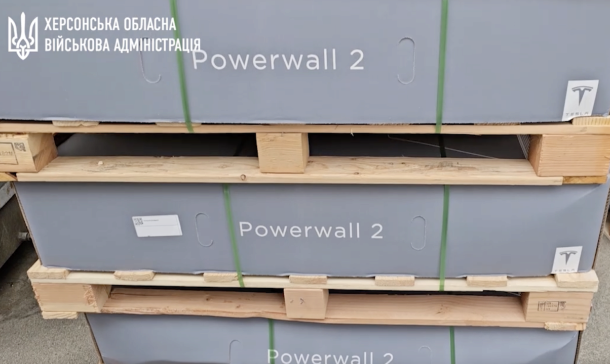 До Херсонської області надійшло 195 зарядних станцій Tesla Powerwall