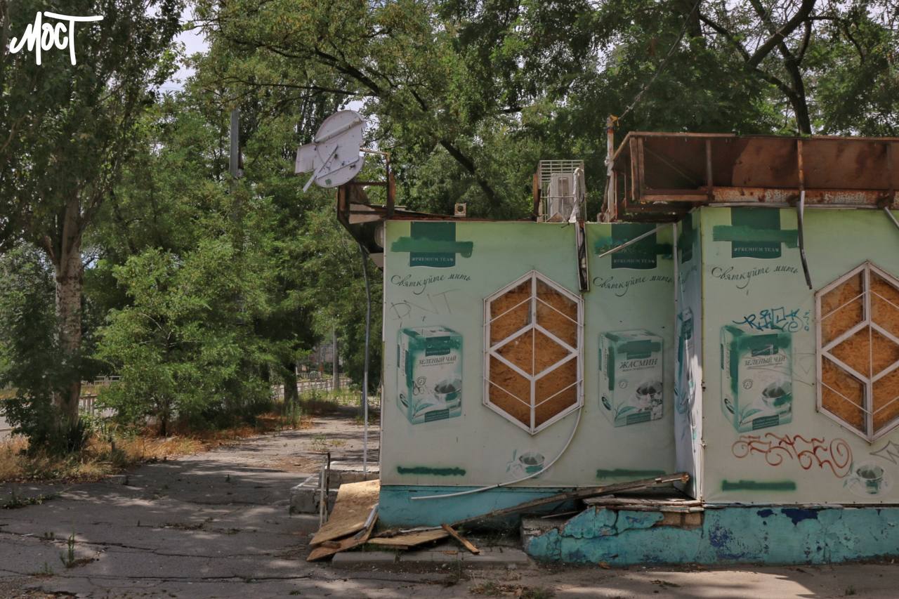 У Херсоні ворожий обстріл вщент знищив магазин