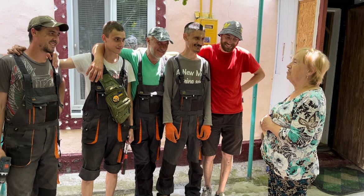 Волонтери «Міста Сили» підтримали жительку Херсона, постраждалу від шахрайства ремонтників