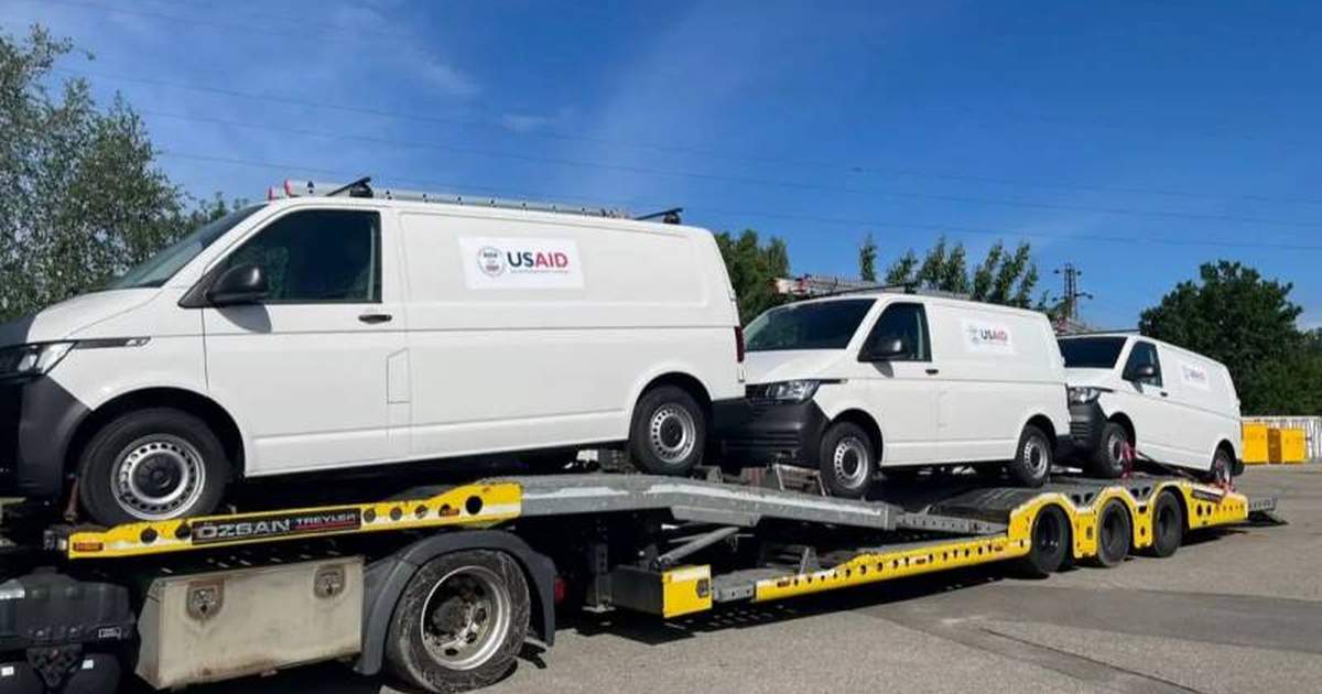Отримання ремонтних автомобілів на Херсонщині сприяло продовженню відбудови зруйнованого окупантами села