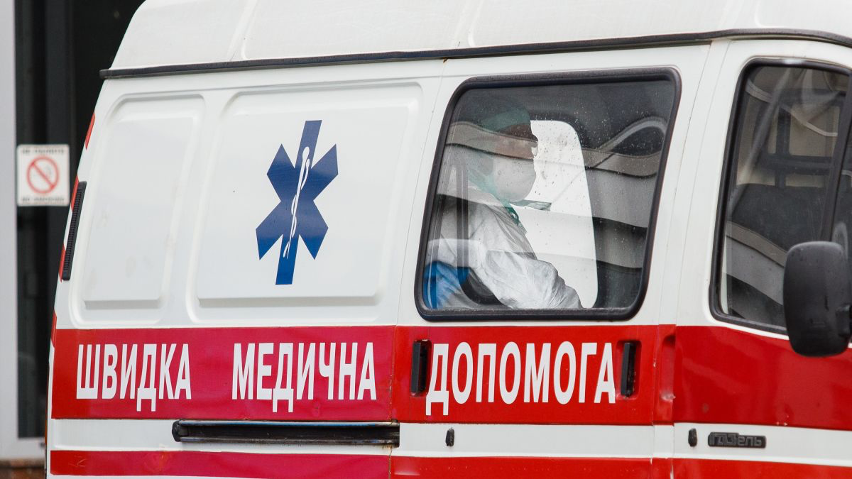 Двох мешканців Антонівки, поранених під час російського обстрілу, госпіталізували до лікарні