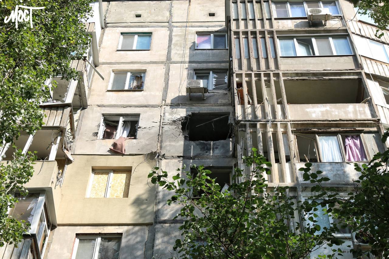 Наслідки обстрілу житлового багатоквартирного будинку в Херсоні
