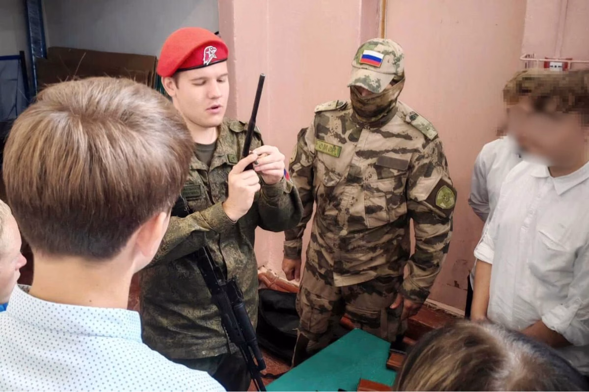 Росгвардійці навчали дітей з окупованої Херсонщини основам збору зброї