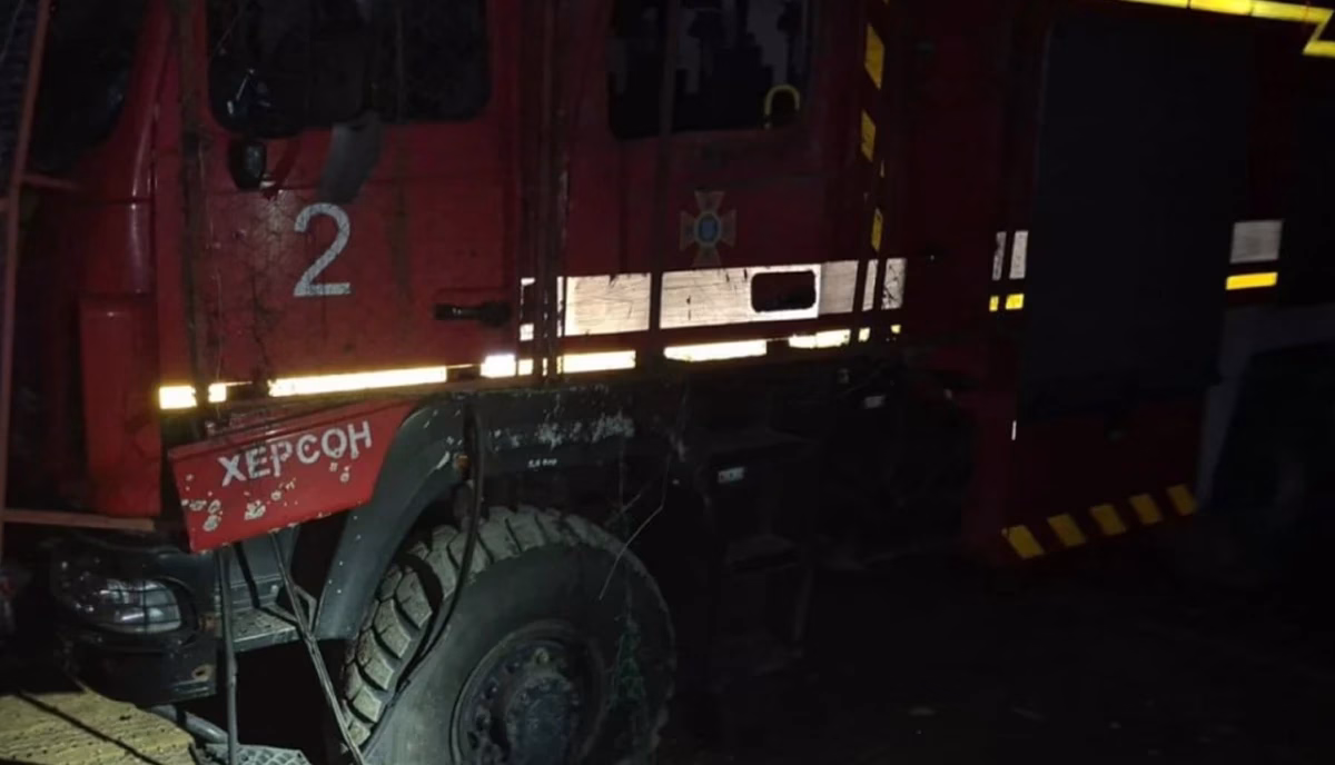 У Херсоні знову атакували рятувальників: пожежний автомобіль отримав пошкодження