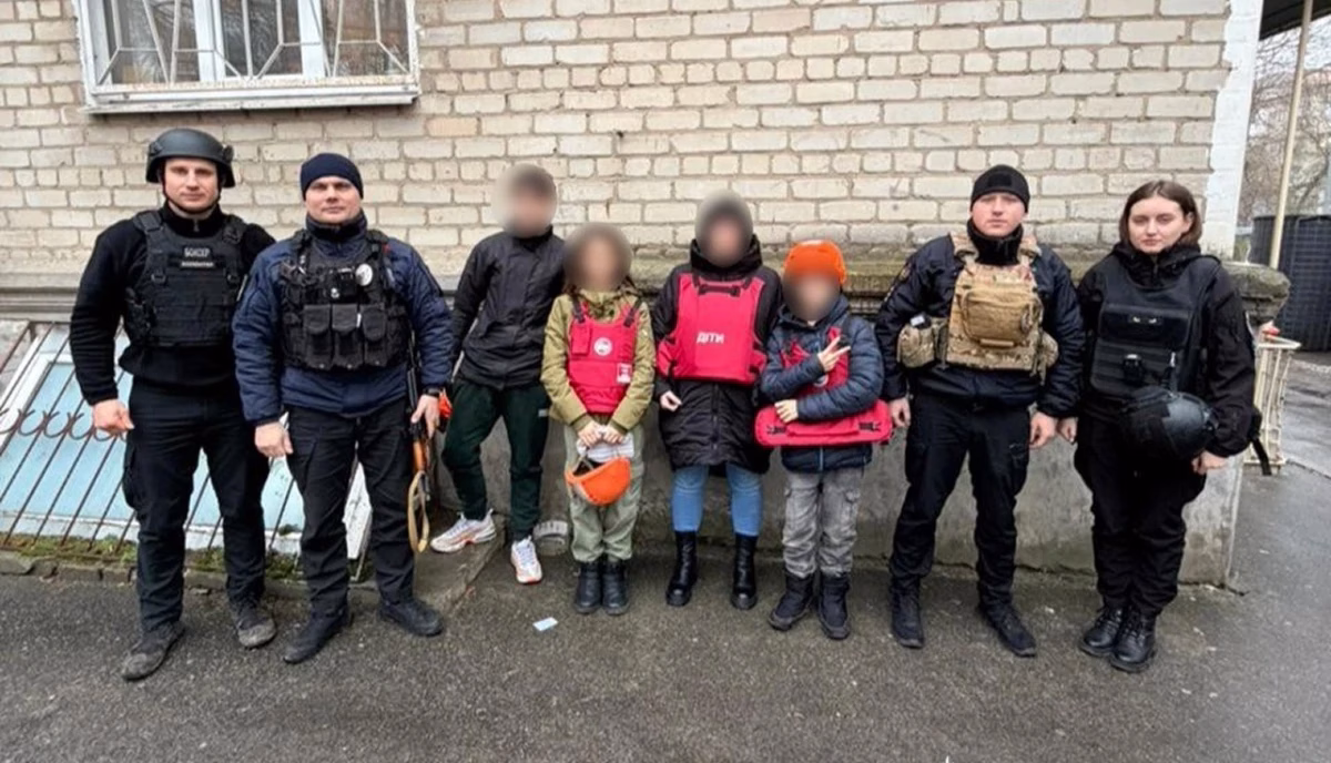 Більше ніж місяць умовляли: з Херсона та околиць евакуювали дві сім’ї з малечою