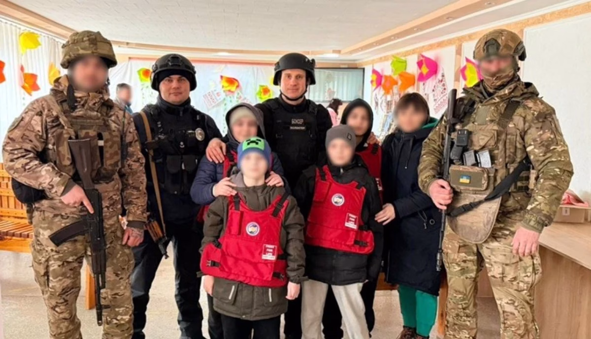 Поліція Херсона здійснила порятунок двох дорослих та п’ятьох дітей із зон підвищеного ризику